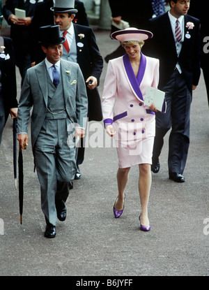 Prinz und Prinzessin von Wales spazieren in Ascot Stockfoto