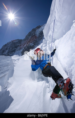 Eisklettern Sie und praktizierender Spaltenbergung auf dem Gletscher Argentiere, Chamonix, Frankreich Stockfoto