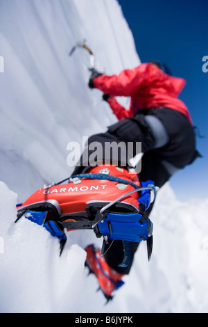 Eisklettern Sie und praktizierender Spaltenbergung auf dem Gletscher Argentiere, Chamonix, Frankreich Stockfoto