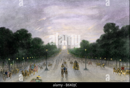 Champs-Elysees in der Dämmerung in der Nähe des Arc de Triomphe, Paris 1890. Handcolorierte halftone einer Abbildung Stockfoto