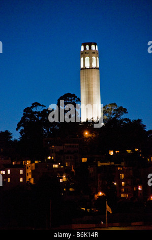 Coit Tower auf dem Telegraph Hill in San Francisco Kalifornien CA USA in der Nacht Stockfoto