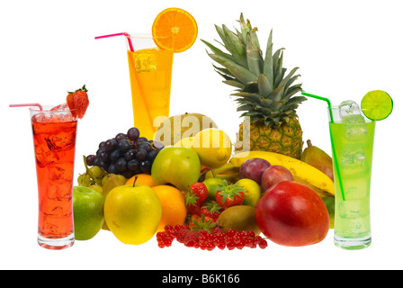 viel frisches Obst und Saft, isoliert auf weiss Stockfoto