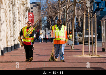 Stadtarbeiter zu Fuß auf dem Bürgersteig an der Market Street in der Innenstadt von San Francisco CA USA Stockfoto