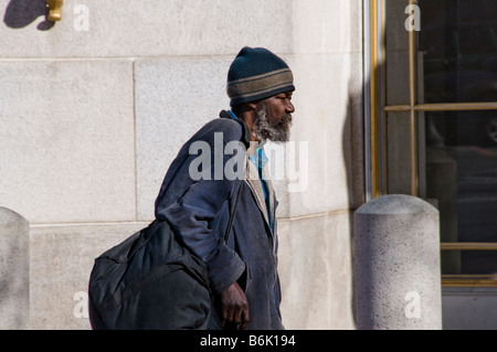 Ethnische Obdachlosen Mann zu Fuß auf Stadtstraße in San Francisco CA USA Kalifornien Stockfoto