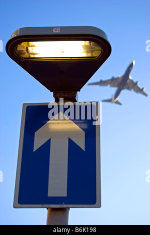 britische Einbahnverkehr Straße Zeichen mit einem vorbeifahrenden Flugzeug für Heathrow in Hounslow, Middlesex, england Stockfoto