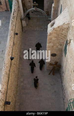 Israel Jerusalem alte Stadt Via Dolorosa wöchentliche Fransciscan Prcession Blick von oben mit Priestern, die Ankunft am neunten Bahnhof Stockfoto