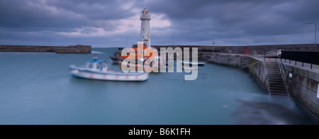 Landschaftsbilder von Leuchtturm und Hafen im Donaghadee County, Northern Ireland Stockfoto