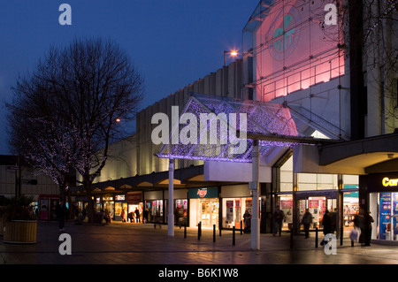 UK England Cheshire Stockport Weihnachten Merseyway Einkaufszentrum Bezirk Eingang in der Nacht Stockfoto