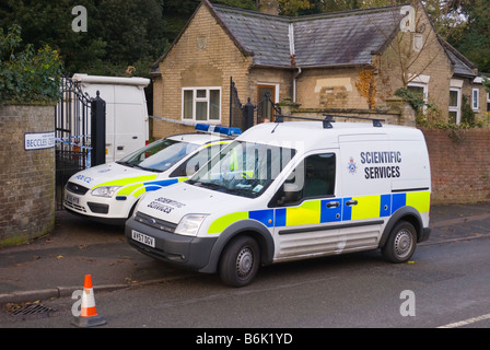 Polizei und forensische Offiziere auf Spurensuche nach ein in einem britischen Friedhof Verbrechen Stockfoto