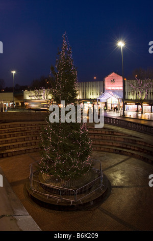 UK England Cheshire Stockport Stadtzentrum Weihnachten Baum Merseyway Einkaufszentrum Bezirk nachts Stockfoto