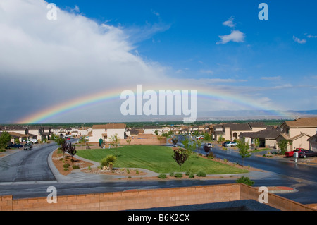 Vollen Regenbogen über Gehäuse Unterteilung in New Mexiko Stockfoto
