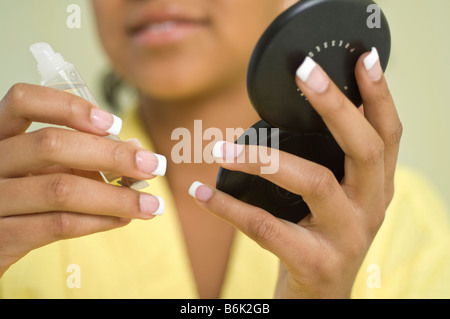 Verwöhnen in einem gelben Gewand Stockfoto