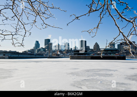 Montreal Stadtbild mit gefrorenen St. Laurent-Fluss im Vordergrund Stockfoto