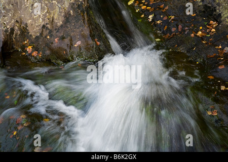 Strom durch einen Spalt zwischen Felsen sprudeln Stockfoto