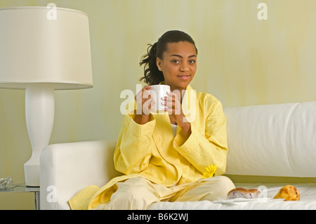 Verwöhnen in einem gelben Gewand Stockfoto