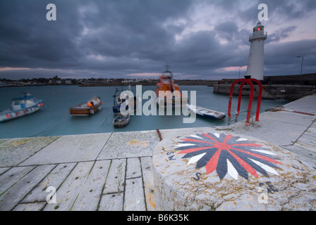 Landschaftsbilder von Leuchtturm und Hafen im Donaghadee County, Northern Ireland Stockfoto