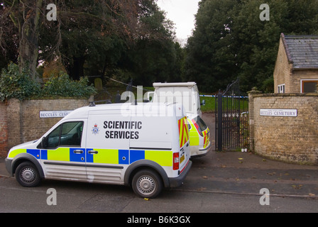 Polizei und forensische Offiziere auf Spurensuche nach ein in einem britischen Friedhof Verbrechen Stockfoto