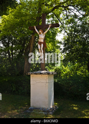 Statue von Jesus Christus am Kreuz außerhalb einer Kirche in Südwest Frankreich Europa Stockfoto