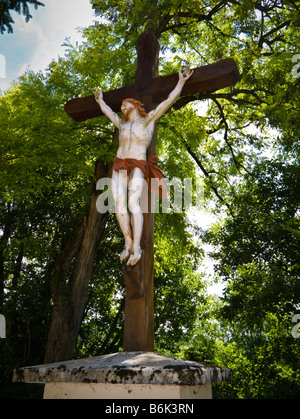 Große Statue von Jesus Christus am Kreuz außerhalb einer Kirche in Südwest Frankreich Europa Stockfoto