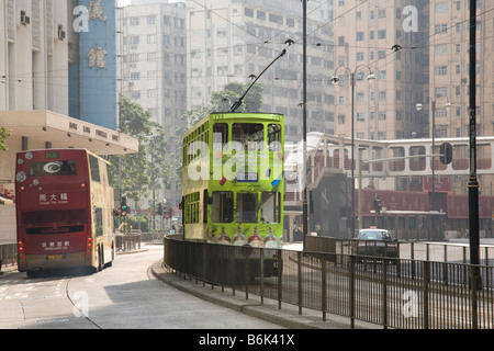 Taxi, Straßenbahn und Bus nebeneinander in Hong kong Stockfoto