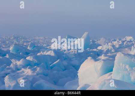 Landschaft der Druck Grate im Durcheinander von starken Winden und Strömungen in der Tschuktschensee dynamische Packeis eingefroren Stockfoto