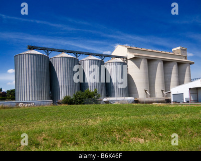 Stahl und Beton industrielle Getreidesilos in Südwest Frankreich Europa Stockfoto