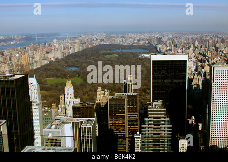 Blick nach Norden am Central Park und den umliegenden Gebieten, von der Top of the Rock Aussichtsplattform, New York City aus gesehen Stockfoto