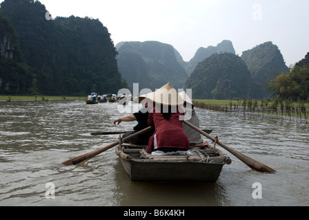 Eine Bootsfahrt auf der Ngo Dong River Tam Coc, Nord-Vietnam Stockfoto