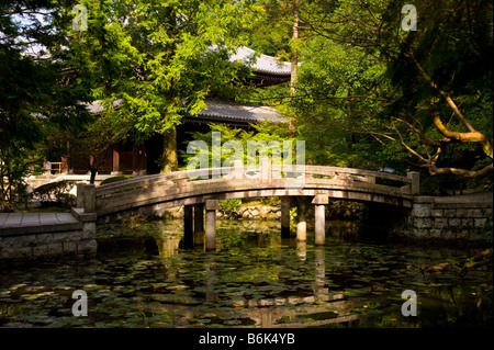 Brücke in den Gärten der Chionin-Tempel in Kyoto, Japan. Stockfoto