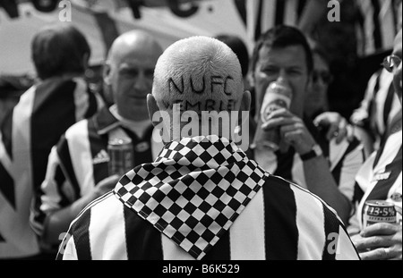 Newcastle United-fans außerhalb Wembley-Stadion vor 1999 FA-Cup-Finale, Wembley, London, Großbritannien. Stockfoto