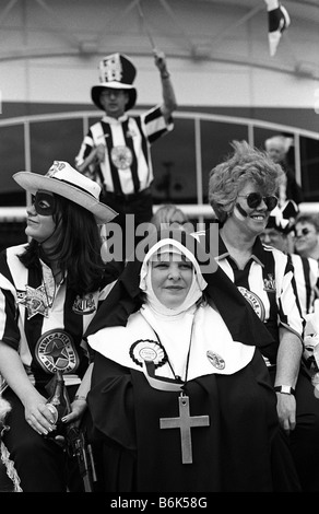 Newcastle United-fans außerhalb Wembley-Stadion vor 1999 FA-Cup-Finale, Wembley, London, Großbritannien. Stockfoto