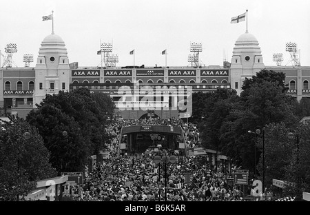 Manchester United und Newcastle United Fans ankommen im Wembley-Stadion für die 1999-FA-Cup-Finale, London, UK. Stockfoto