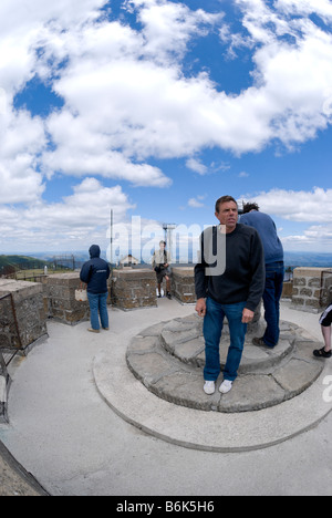 Touristen suchen über das Zentralmassiv von oben auf Mont Aigoual, Departement Gard, Frankreich Stockfoto