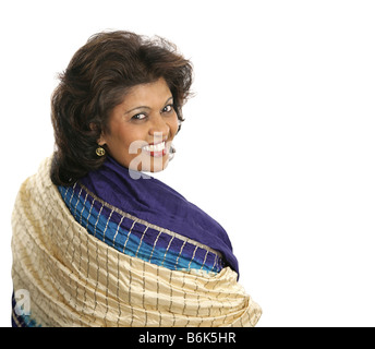 Eine schöne indische Frau in einem bunten traditionellen Schal Stockfoto