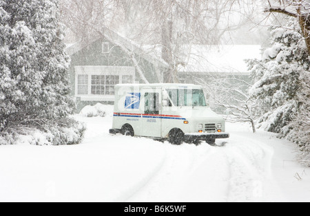 Ein US Postal Service Lkw ist in "See-Effekt' Schnee vom See Michigan nach Zustellung von Mails zu einem Wohnsitz während einer Wisconsin Blizzard stecken. Stockfoto