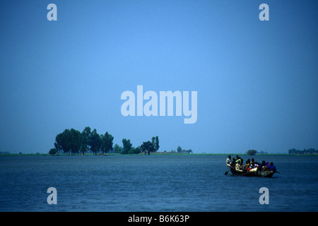 Kleines Boot Überführung Passagiere über den Fluss Niger in Mopti Mali Westafrika Stockfoto