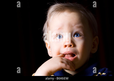 Zahnen junge Portrait mit schwarzem Hintergrund Stockfoto