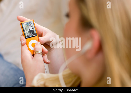 Mädchen hören auf "iPod" Stockfoto