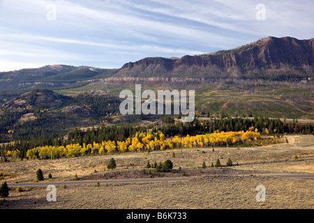 Der Beartooth Scenic Byway (RT. 212) überquert Beartooth Pass (10.947') zwischen Cooke City, Wyoming, und Red Lodge, Montana, USA Stockfoto