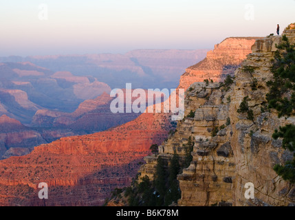 Eine einsame Gestalt nimmt in der unendlichen Weite des Grand Canyon. Stockfoto