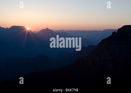 Die Sonne geht über dem Grand Canyon. Stockfoto