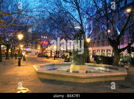 Weihnachtsbeleuchtung In Sloane Square Chelsea London UK Stockfoto