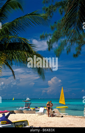 Rum Point Beach North Sound Nord Seite zwei Frauen Segelboote Wasser Spielzeug Grand Cayman Island Stockfoto