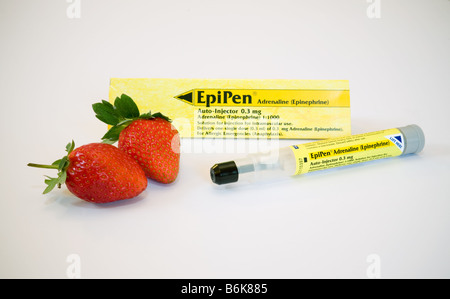 EpiPen (Adrenaline Auto Injector) und Erdbeeren, die Lebensmittelallergie, insbesondere Erdbeerallergie, veranschaulichen Stockfoto