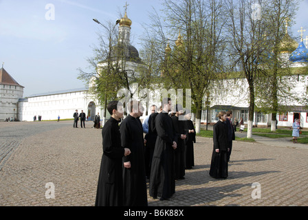 Novizen warten vor dem Haupttor, die Heilige Dreifaltigkeit-St. Sergius Lavra, Sergiev Posad, Gebiet Moskau, Russland Stockfoto