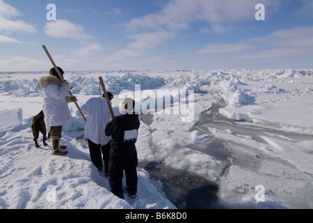 Inupiaq Subsistenz Jäger öffnet ein Loch in das Packeis für potentielle Tierwelt Tschuktschensee passieren Stockfoto