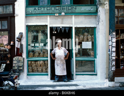 Griechischen Bäcker vor seinem Bäcker Shop Rethymnon Kreta griechische Inseln Griechenland Hellas Stockfoto