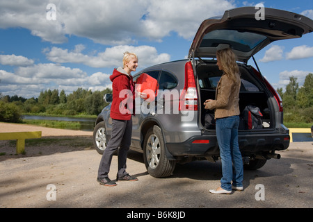 Zwei junge Frau auf Roadtrip Stockfoto