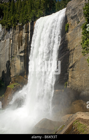 Kalifornien - Vernal Fall aus dem Nebel-Pfad im Yosemite National Park. Stockfoto