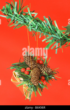 Weihnachtsschmuck an einen Weihnachtsbaum hängen Stockfoto